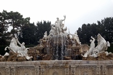 Schloss_Schönbrunn_Neptunbrunnen_02.JPG